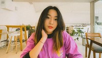 Nona Berlian yang sekarang tumbuh dengan rambut panjang. Parasnya terlihat menarik dan kini Nona Berlian aktif menjadi komentator e-sport. Foto: Instagram @nonaberlian14