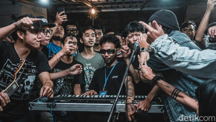 Oneding saat bermain musik