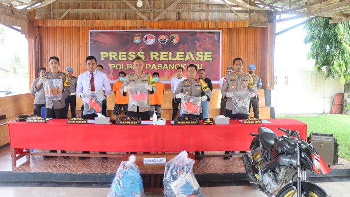Paman Rudianto (34), M Tahir (48) ikut ditangkap polisi terkait kasus pembunuhan wanita inisial S (22) yang mayatnya ditemukan dalam kondisi setengah bugil di Pasangkayu, Sulawesi Barat (Sulsel).