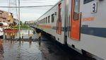 Pelan-pelan, Kereta Mulai Melaju Tembus Banjir di Semarang