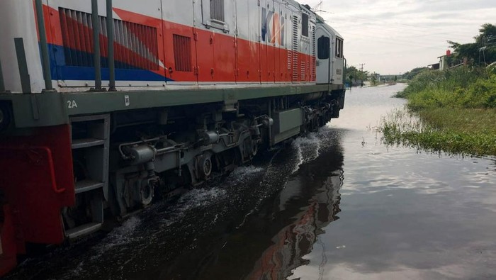 Jalur Kereta Api di Semarang yang sempat terendam banjir telah bisa dilalui. Namun kereta hanya melintas dengan kecepatan terbatas yaitu 20 km per jam.