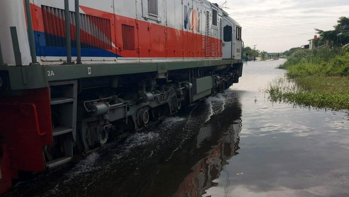 Pelan-pelan, Kereta Mulai Melaju Tembus Banjir di Semarang Jalur Kereta Api di Semarang yang sempat terendam banjir telah bisa dilalui. Namun kereta hanya melintas dengan kecepatan terbatas yaitu 20 km per jam.