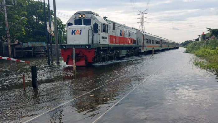 Jalur Kereta Api di Semarang yang sempat terendam banjir telah bisa dilalui. Namun kereta hanya melintas dengan kecepatan terbatas yaitu 20 km per jam.