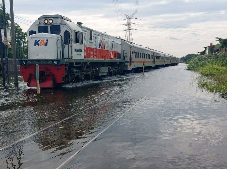Pelan-pelan, Kereta Mulai Melaju Tembus Banjir di Semarang