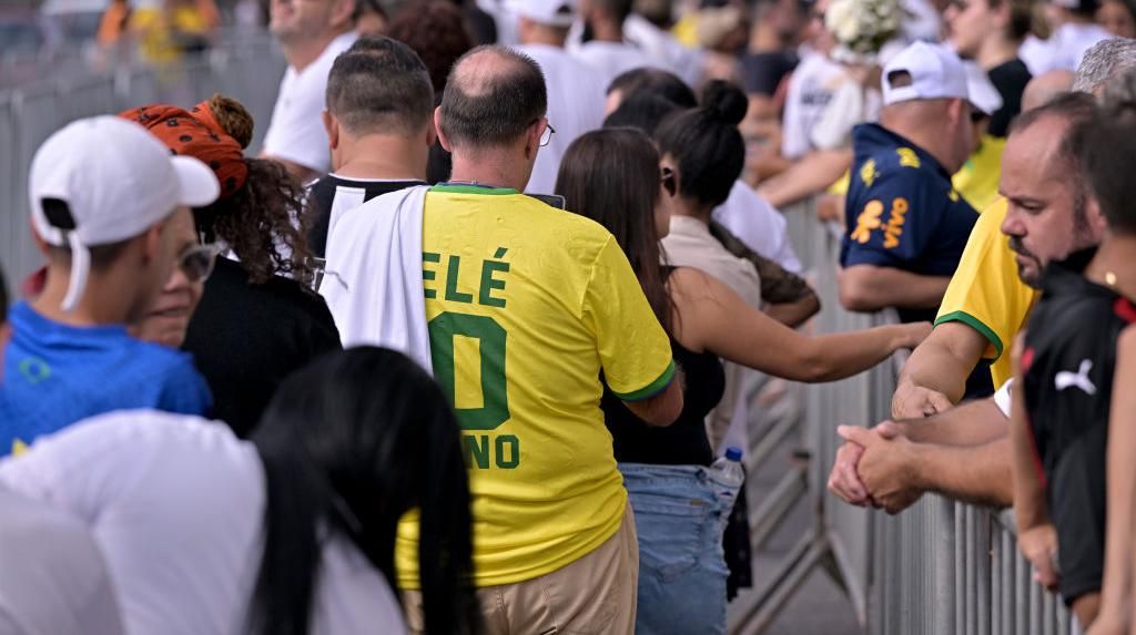 Rakyat Brasil Menuntun Pele ke Peristirahatan Terakhirnya
