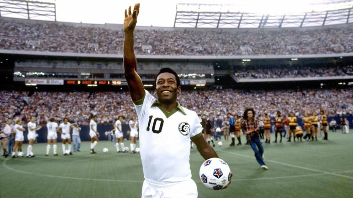 NASL Soccer: NASL Playoffs: New York Cosmos Pele (10) victorious after winning match vs Fort Lauderdale Strikers at Giants Stadium.
East Rutherford, NJ 8/14/1977
CREDIT: George Tiedemann  (Photo by George Tiedemann /Sports Illustrated via Getty Images)