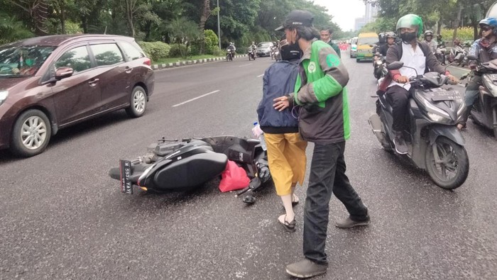 pemotor jatuh terkena ceceran minyak di depan kampus ubhara
