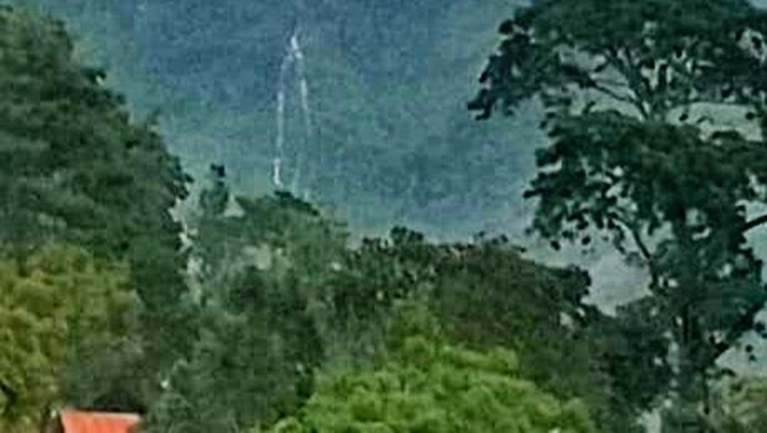 Penampakan air terjun misterius di Gir Pasang Klaten, Minggu (1/1/2022).