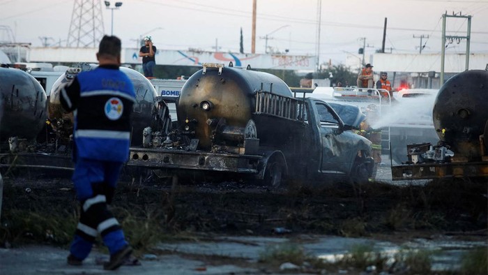Truk tanki terbakar di salah satu pom bensin di Meksiko. Belum diketahui penyebab kebakaran truk tanki tersebut.