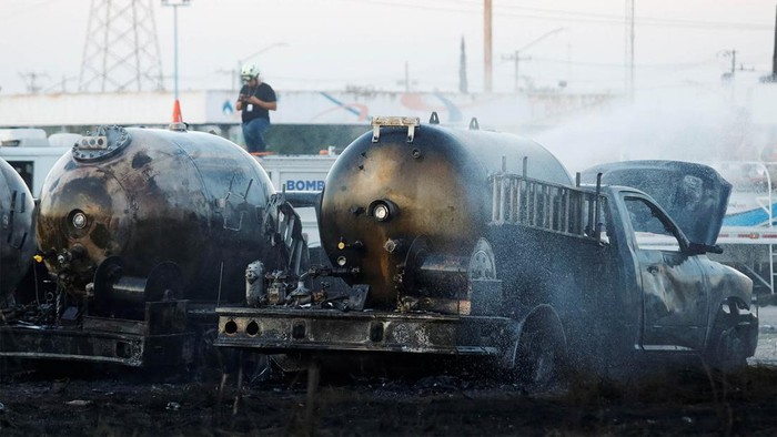 Truk tanki terbakar di salah satu pom bensin di Meksiko. Belum diketahui penyebab kebakaran truk tanki tersebut.