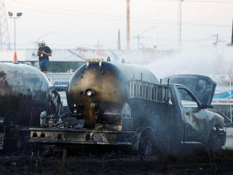 Sisa-sisa Truk Tanki yang Terbakar di Pom Bensin Meksiko