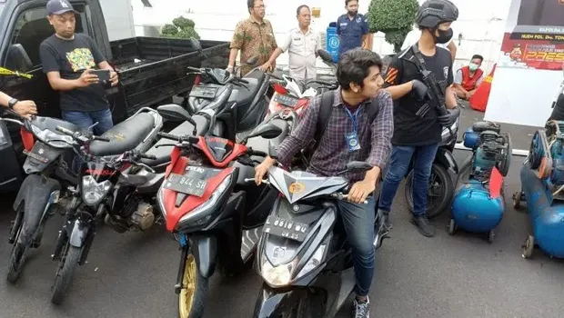 Pemilik motor sedang menaiki motor yang sempat dicuri. Kasus itu terungkap Polresta Surabaya, motornya pun sudah direparasi oleh pelaku.