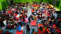 Warga terdampak banjir mengungsi di Balai Desa Jati Wetan, Kudus, Jawa Tengah, Minggu (1/1/2023) malam.