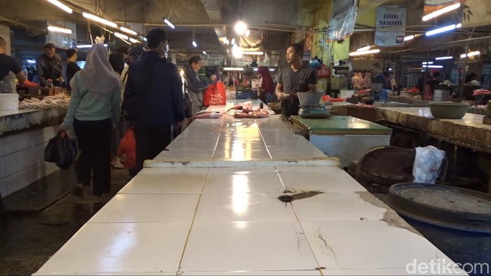 Penjual ikan di Pasar Kosambi Bandung.