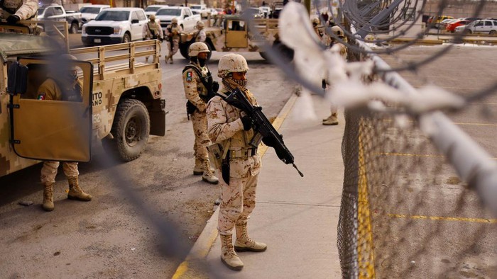 Members of the Mexican Army arrive at Cereso number 3 state prison after unknown assailants entered the prison and freed several inmates, resulting in injuries and deaths, according to local media, in Ciudad Juarez, Mexico January 1, 2023. REUTERS /Jose Luis Gonzalez