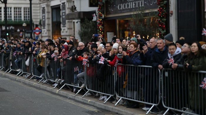 Pesta Kostum Hingga Drumband Ramaikan Tahun Baru di Jalanan London 10.000 warga ikut berpartisipasi untuk memeriahkan parade hari tahun baru di jalanan London. Kegiatan ini menampilkan pesta kostum hingga drumband.