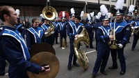 Acara ini juga dimeriahkan oleh drumband.