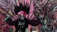 Seorang peserta mengenakan kostum dan make up seperti tengkorak saat mengikuti parade tahun baru di London, Inggris, Minggu (1/1/2023).