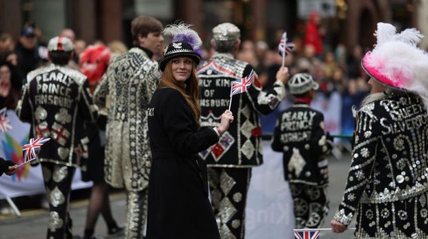 10.000 warga ikut berpartisipasi untuk memeriahkan parade hari tahun baru di jalanan London. Acara ini menampilkan pesta kostum hingga drumband.