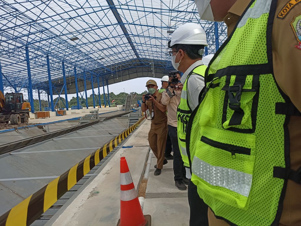 Pj Gubernur DKI Heru Budi saat mengecek fasilitas pengolahan sampah di Bantargebang-(Tiara/detikcom)