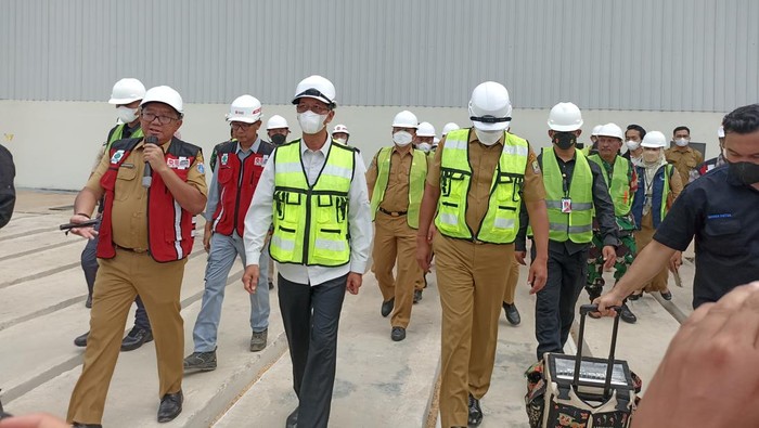 Pj Gubernur DKI Heru Budi saat mengecek fasilitas pengolahan sampah di Bantargebang-(Tiara/detikcom)