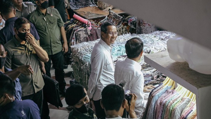 Pj Gubernur DKI Jakarta Heru Budi Hartono mendampingi Presiden Jokowi meninjau Tanah Abang. Heru berharap pelaku UMKM mengoptimalkan dunia digital. (Dok Pemprov DKI)