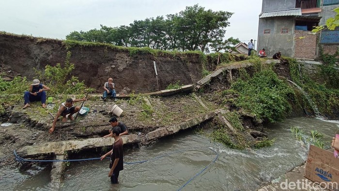 Plengsengan di Sananwetan Blitar ambrol setelah diguyur hujan deras