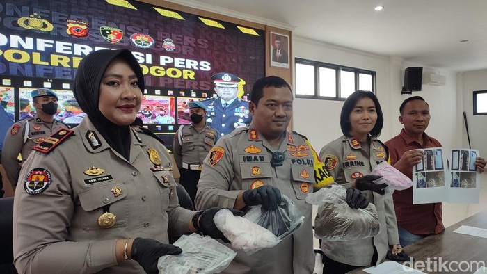 Polisi mengungkap kasus penemuan remaja perempuan berusia 14 tahun di semak-semak di Bogor. Polisi mengatakan remaja tersebut merupakan korban pemerkosaan. (Rizky AM/detikcom)