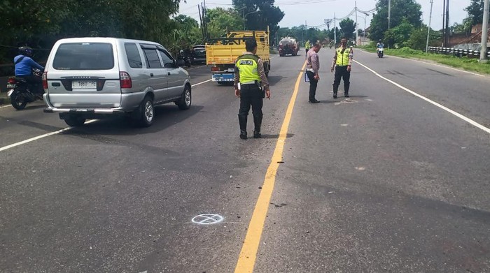 Polisi olah TKP kecelakaan di Jalan Bypass Mojokerto