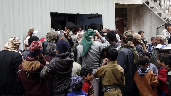 Potret Anak-anak Yaman Terancam Kelaparan Gegara Perang SANA'A, YEMEN - DECEMBER 29: People affected by war receive free meals provided by a charitable kitchen on December 29, 2022 in Sana'a, Yemen. Following eight years of war, blockades, and an economic crisis in one of the world's poorest countries, around 19 million people are severely hungry struggling daily to obtain food, and potable water. With the world's celebration of entering the new year, an estimated 21.6 million people will need humanitarian assistance and protection services in Yemen. (Photo by Mohammed Hamoud/Getty Images)