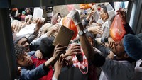 Begini suasana pembagian makanan gratis untuk korban perang di Yaman.