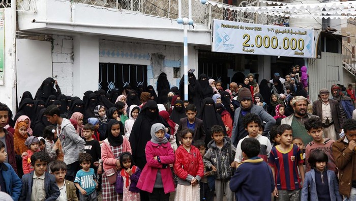 Potret Anak-anak Yaman Terancam Kelaparan Gegara Perang SANA'A, YEMEN - DECEMBER 29: People affected by war receive free meals provided by a charitable kitchen on December 29, 2022 in Sana'a, Yemen. Following eight years of war, blockades, and an economic crisis in one of the world's poorest countries, around 19 million people are severely hungry struggling daily to obtain food, and potable water. With the world's celebration of entering the new year, an estimated 21.6 million people will need humanitarian assistance and protection services in Yemen. (Photo by Mohammed Hamoud/Getty Images)