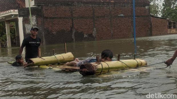 Kondisi banjir di Desa Prampelan, Kecamatan Sayung, Demak, Jawa Tengah, Senin (2/1/2022).
