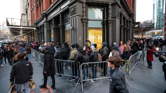 Potret Warga Serbu Apotek Ganja Pertama di New York People wait in line to buy cannabis products during the opening of the first legal recreational marijuana dispensary located in the East Village, in the Manhattan borough of New York City, U.S., December 29, 2022. REUTERS/Eduardo Munoz