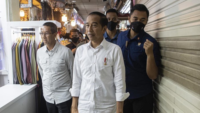 Presiden Joko Widodo (kedua kiri) didampingi Pj Gubernur DKI Jakarta Heru Budi Hartono (kiri) meninjau Pasar Tanah Abang di Jakarta, Senin (2/1/2023). Presiden Jokowi ingin memastikan aktivitas perekonomian pada sektor rillberjalan baik dan optimisme para pedagang pada tahun 2023 bangkit kembali pasca pencabutan kebijakan PPKM bulan Desember lalu.
