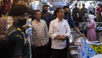 Presiden Joko Widodo (Jokowi) melakukan blusukan ke Pasar Tanah Abang , Jakarta Pusat, Senin (2/1/2023). Jokowi mengungkapkan keadaan semua negara termasuk Indonesia itu berada pada kegentingan pada tahun ini. Sigid Kurniawan/Antara Foto