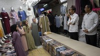 Jokowi blusukan ke Pasar Tanah Abang guna meninjau para pedagang yang berjualan di kawasan tersebut. Menurut Jokowi, semua negara dihantui resesi, krisis pangan, krisis energi, hingga kenaikan harga bahan pokok. Sigid Kurniawan/Antara Foto