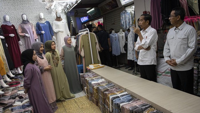 PRESIDEN JOKOWI MENINJAU PASAR TANAH ABANG Presiden Joko Widodo (kedua kiri) didampingi Pj Gubernur DKI Jakarta Heru Budi Hartono (kiri) meninjau Pasar Tanah Abang di Jakarta, Senin (2/1/2023). Presiden Jokowi ingin memastikan aktivitas perekonomian pada sektor rillberjalan baik dan optimisme para pedagang pada tahun 2023 bangkit kembali pasca pencabutan kebijakan PPKM bulan Desember lalu.