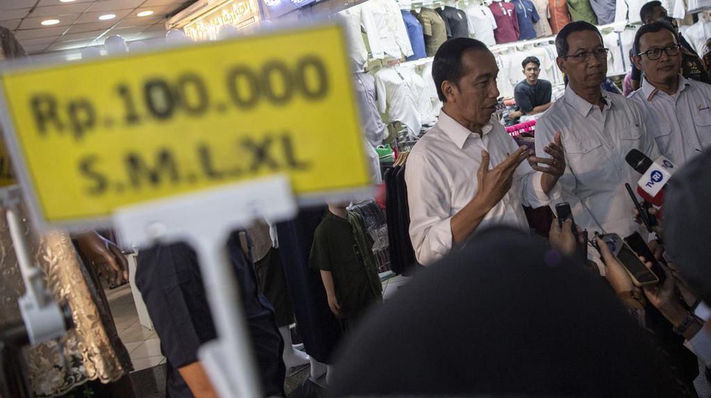 Ekonomi 2023 Diramal Suram, Jokowi Blusukan ke 3 Pusat Perbelanjaan
