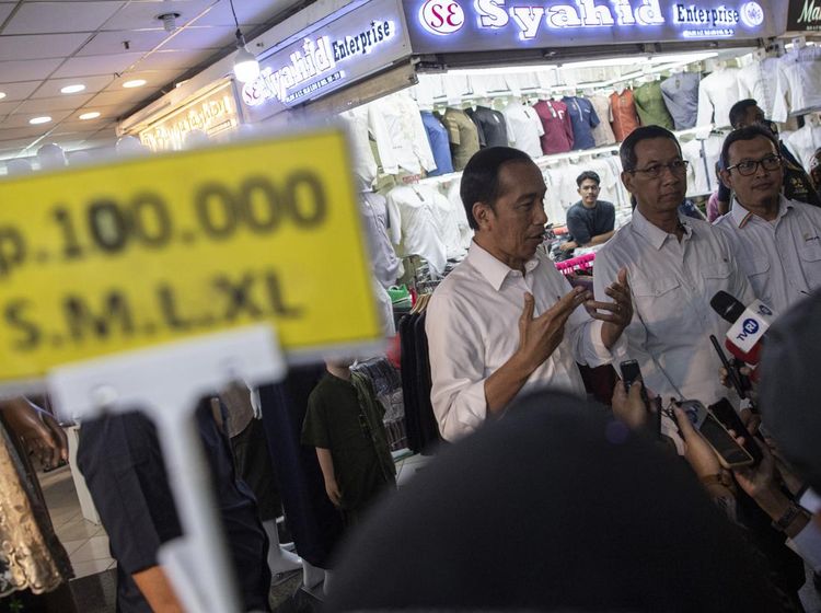 Ekonomi 2023 Diramal Suram, Jokowi Blusukan ke 3 Pusat Perbelanjaan