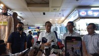 Jokowi tak menggunakan masker saat berkeliling ke pusat grosir pakaian terbesar di Asia Tenggara tersebut. Foto: (Kanavino-detikcom)
