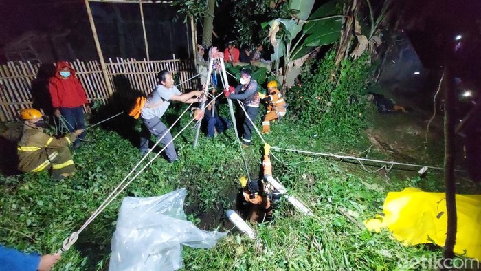 Proses evakuasi mayat di Batujajar.