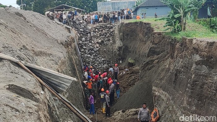 Proses pencarian pekerja yang tertimbun longsoran dinding galian di Ngemplak, Sleman, Senin (2/1/2023).