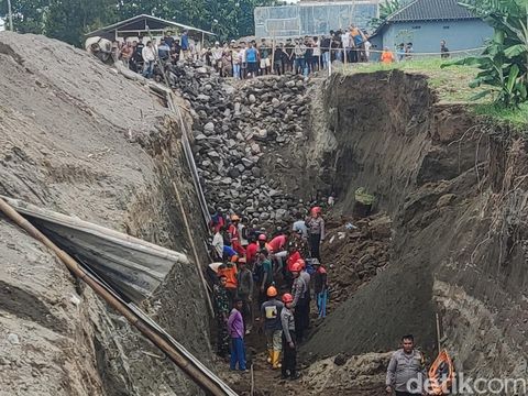 Proses pencarian pekerja yang tertimbun longsoran dinding galian di Ngemplak, Sleman, Senin (2/1/2023).