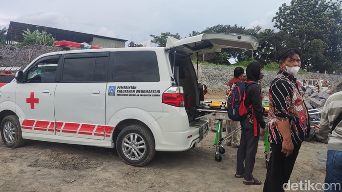 Proses pencarian pekerja yang tertimbun longsoran dinding galian di Ngemplak, Sleman, Senin (2/1/2023).