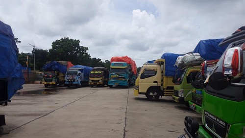 Puluhan truk ekspedisi sembilan hari tertahan di Pelabuhan Bolok, Kabupaten Kupang, NTT, akibat cuaca ekstrem, Senin (2/1/2023).