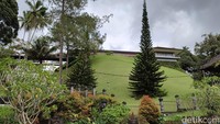 Tepat di komplek Pura Tirta Empul adalah Istana Tampaksiring yang rapi, terlihat dari rerumputan juga pepohonannya.
