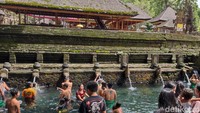 Pura Tirta Empul memiliki 33 pancuran yang terbagi di tiga kolam. Namun, tidak semua digunakan untuk melukat, karena ada beberapa yang digunakan khusus untuk upacara umat Hindu.