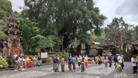 Pura Tirta Empul terbagi menjadi tiga bagian, Jaba Pura (halaman depan), Jaba Tengah (halaman tengah) dan Jeroan (halaman inti). Sedangkan dua kolam keramat dapat ditemui di bagian Jaba Tengah.