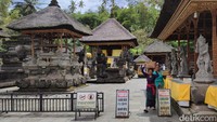 Melukat di Bali jadi tren belakangan ini. Kalangan artis mempopulerkan aktivitas itu dan Pura Tirta Empul jadi satu lokasi yang dituju karena dekat dengan kawasan Ubud, tempat yoga juga bermeditasi.